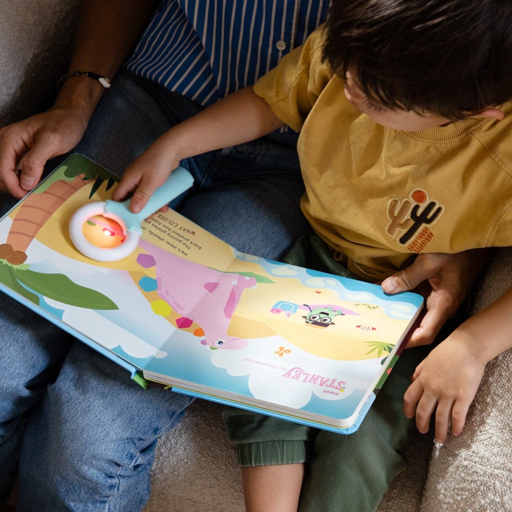 Glo Pals® Light-Up Book – Pippa and Her Prehistoric Pals with the included Magic Magnifier™ wand!!
