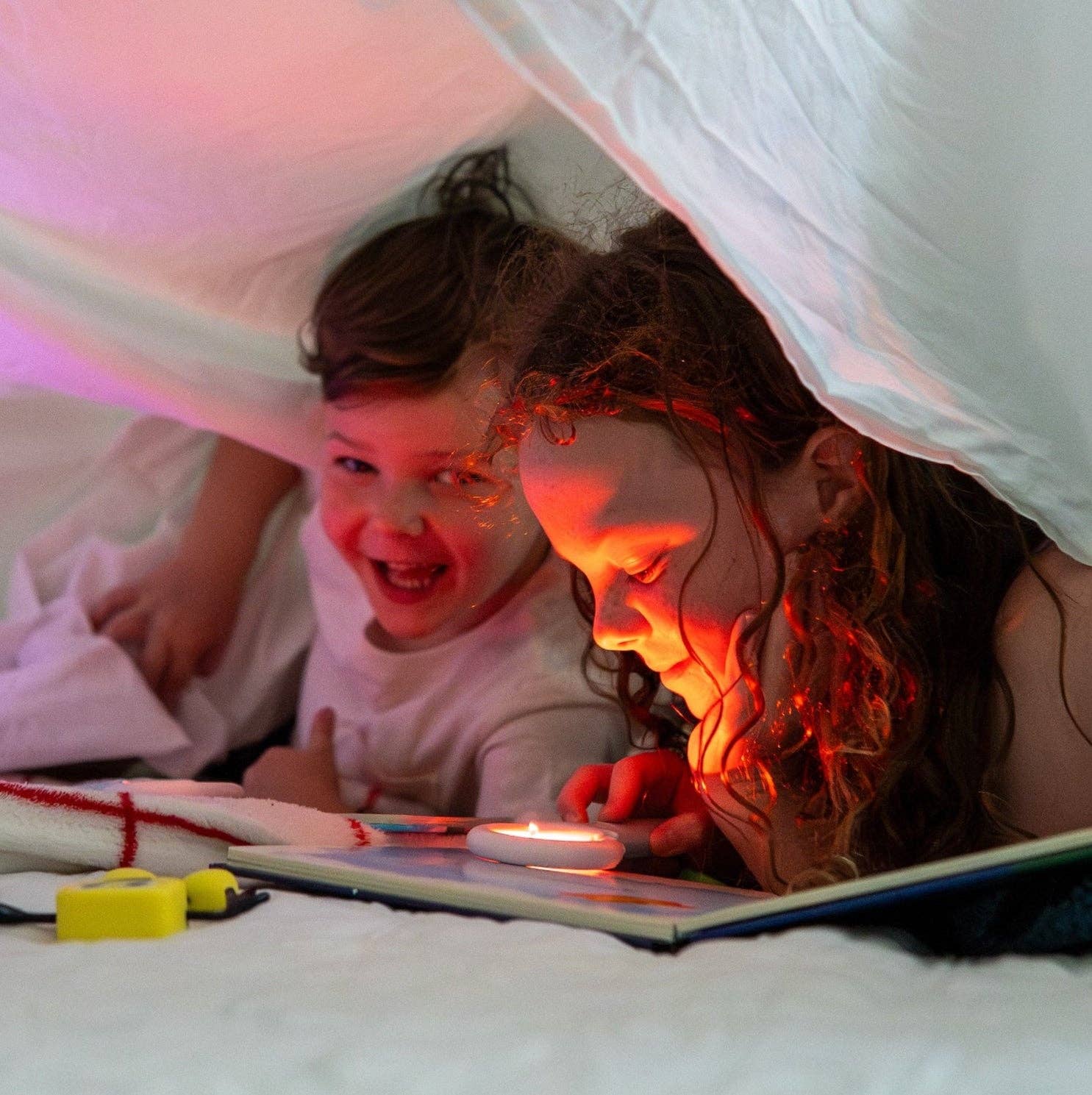 Glo Pals® Light-Up Book – Pippa and Her Prehistoric Pals with the included Magic Magnifier™ wand