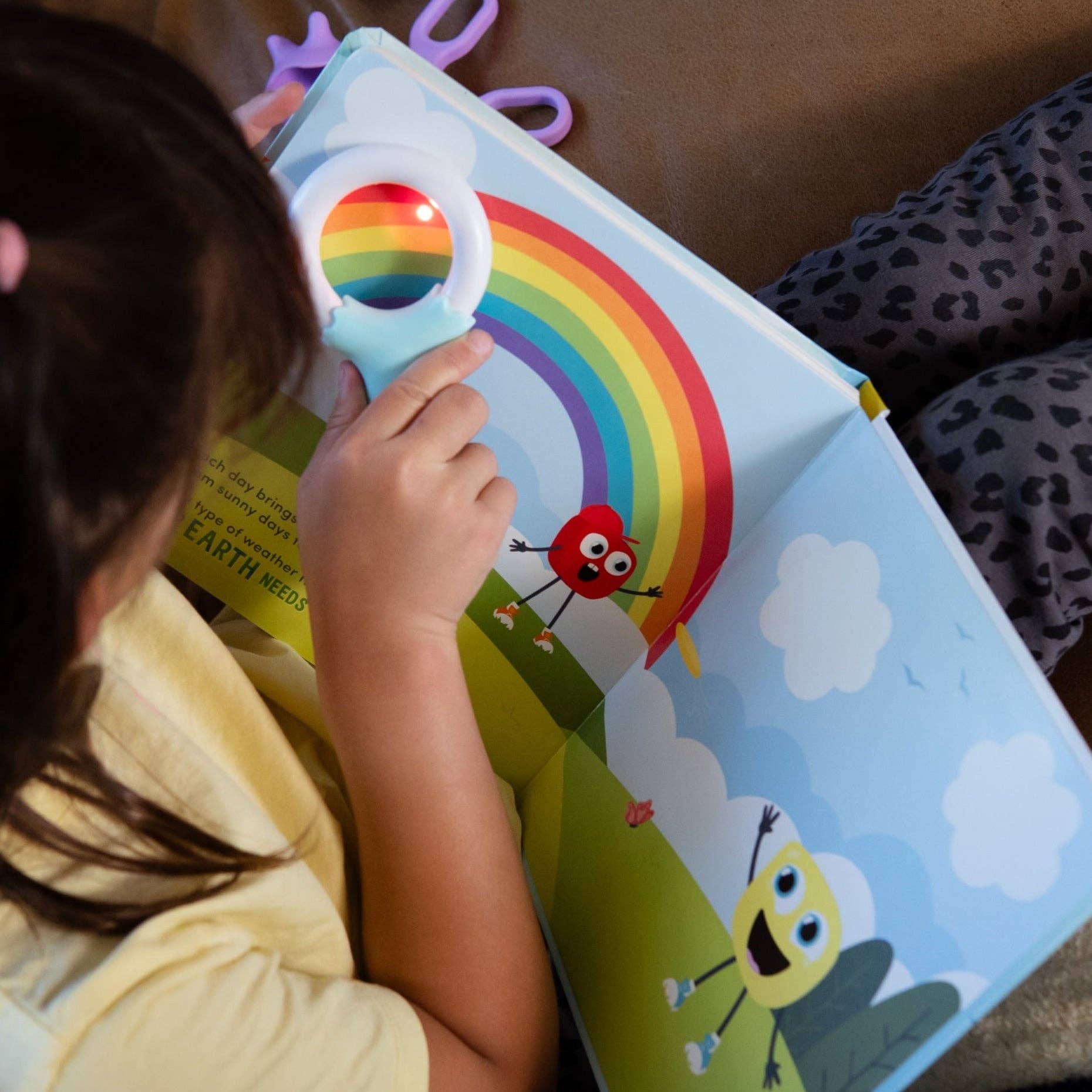 Using the included Magic Magnifier™ wand, kids wave, search, and discover as pages magically light up and glow, bringing weather patterns to life.